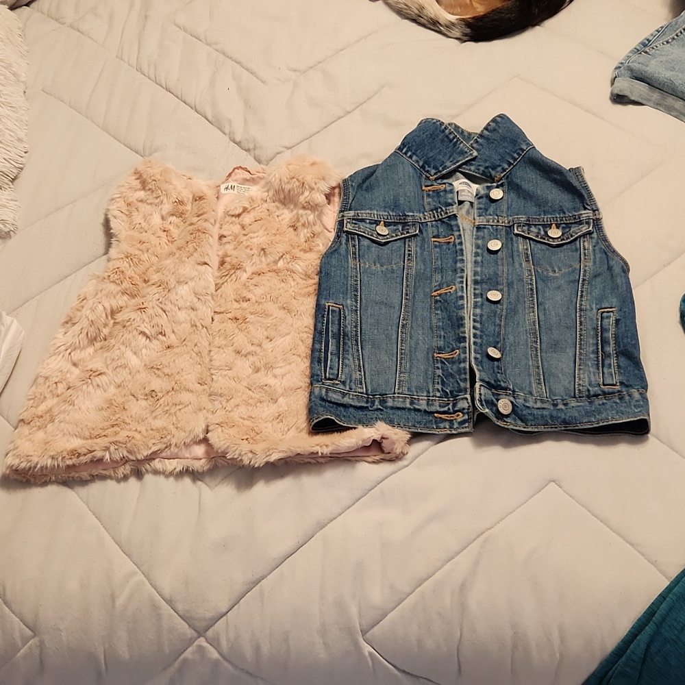 2 vests Excellent conditions Size 8 and 9/10 Oldnavy/H&M